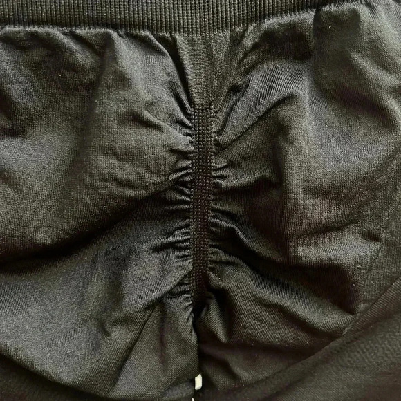 Halara Seamless Flow High Waisted Cut Out Ruched Yoga Biker Shorts - Medium - Picture 9 of 10